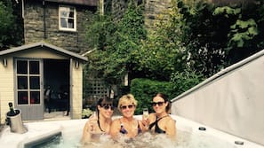 Outdoor spa bath
