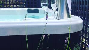 Outdoor spa bath