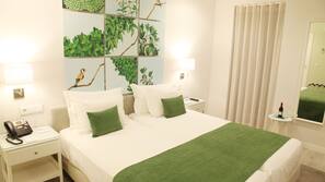 Roupas de cama premium, cofres nos quartos, escrivaninha