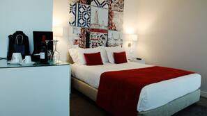 Roupas de cama premium, cofres nos quartos, escrivaninha