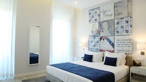 Roupas de cama premium, cofres nos quartos, escrivaninha