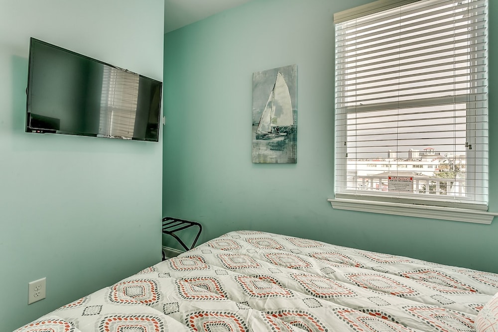 Newly Updated Large Media/Game Rooms/Kitchen/Dining Pvt Pool only150ft