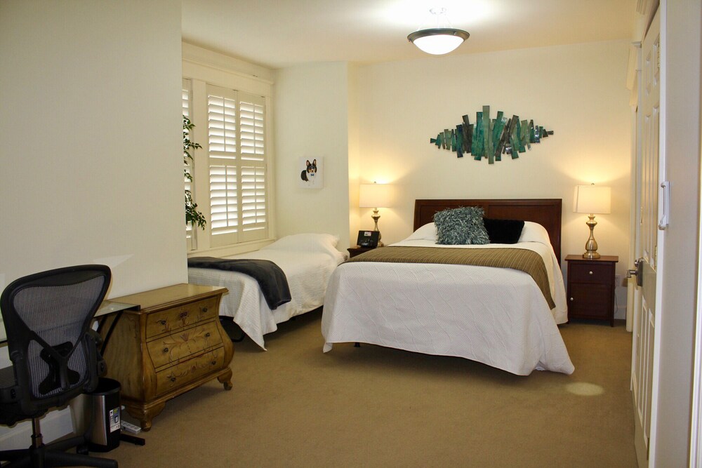 2 large bedroom, 5 beds, 2.5 bath, townhouse in orenco station ... Soveværelse og badeværelse i et