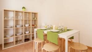 Grand réfrigérateur, micro-ondes, four, fourneau de cuisine