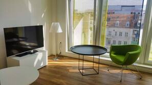 Een 50-inch flatscreentelevisie met kabelzenders en vloerverwarming