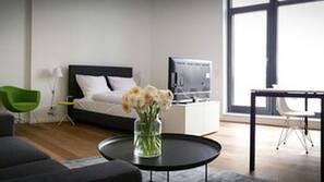 Een 50-inch flatscreentelevisie met kabelzenders en vloerverwarming