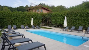 Una piscina al aire libre de temporada (de 11:00 a 19:30), sombrillas