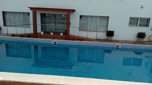 Una piscina al aire libre de temporada