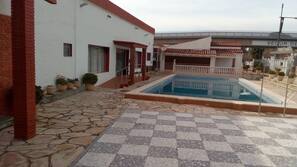 Una piscina al aire libre de temporada