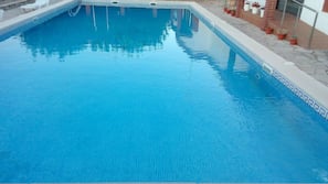 Una piscina al aire libre de temporada