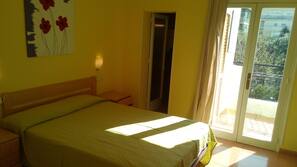 Escritorio, cortinas opacas, wifi gratis y ropa de cama