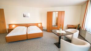 Minibar, Zimmersafe, Verdunkelungsvorhänge, schallisolierte Zimmer