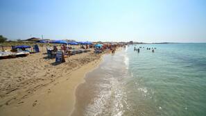 Una spiaggia nelle vicinanze