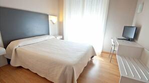 Escritorio, cortinas opacas, wifi gratis y acceso en silla de ruedas