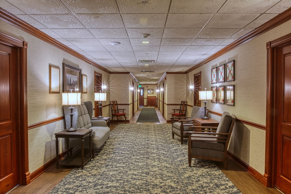 Hallway, Carlisle Inn Walnut Creek