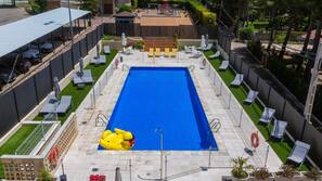 Piscine extérieure (ouverte en saison)