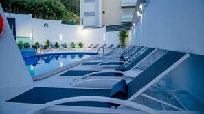 Piscina externa, funciona das 9h00 às 20h, guarda-sóis, espreguiçadeiras
