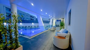 Piscina externa, funciona das 9h00 às 20h, guarda-sóis, espreguiçadeiras