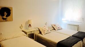 1 dormitorio, cortinas opacas, tabla de planchar con plancha