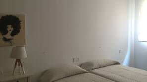 1 dormitorio, cortinas opacas, tabla de planchar con plancha