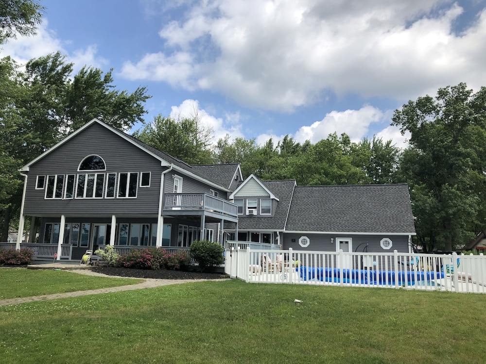 Modern 300 ft lakefront Town of Chautauqua Vrbo