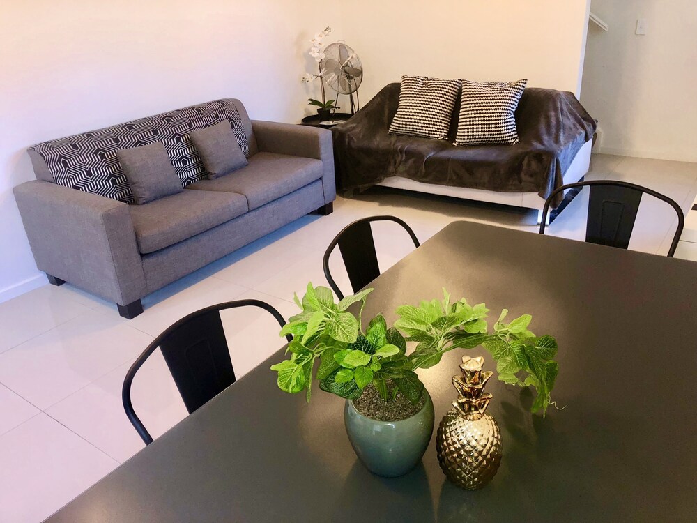 Luxury 5 Star, Brand New Townhouse, Sleeps 6, $20 Bondi Pizza Gift Card