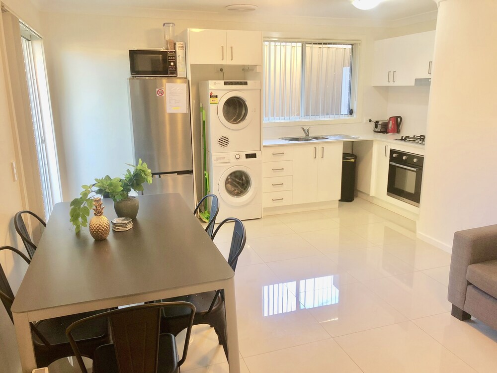 Luxury 5 Star, Brand New Townhouse, Sleeps 6, $20 Bondi Pizza Gift Card
