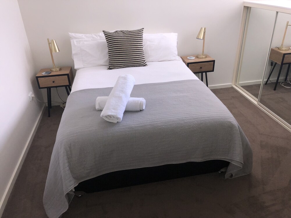 Luxury 5 Star, Brand New Townhouse, Sleeps 6, $20 Bondi Pizza Gift Card