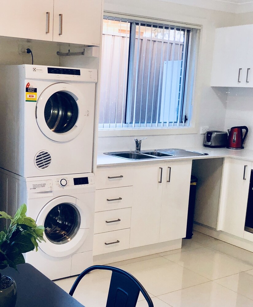Luxury 5 Star, Brand New Townhouse, Sleeps 6, $20 Bondi Pizza Gift Card