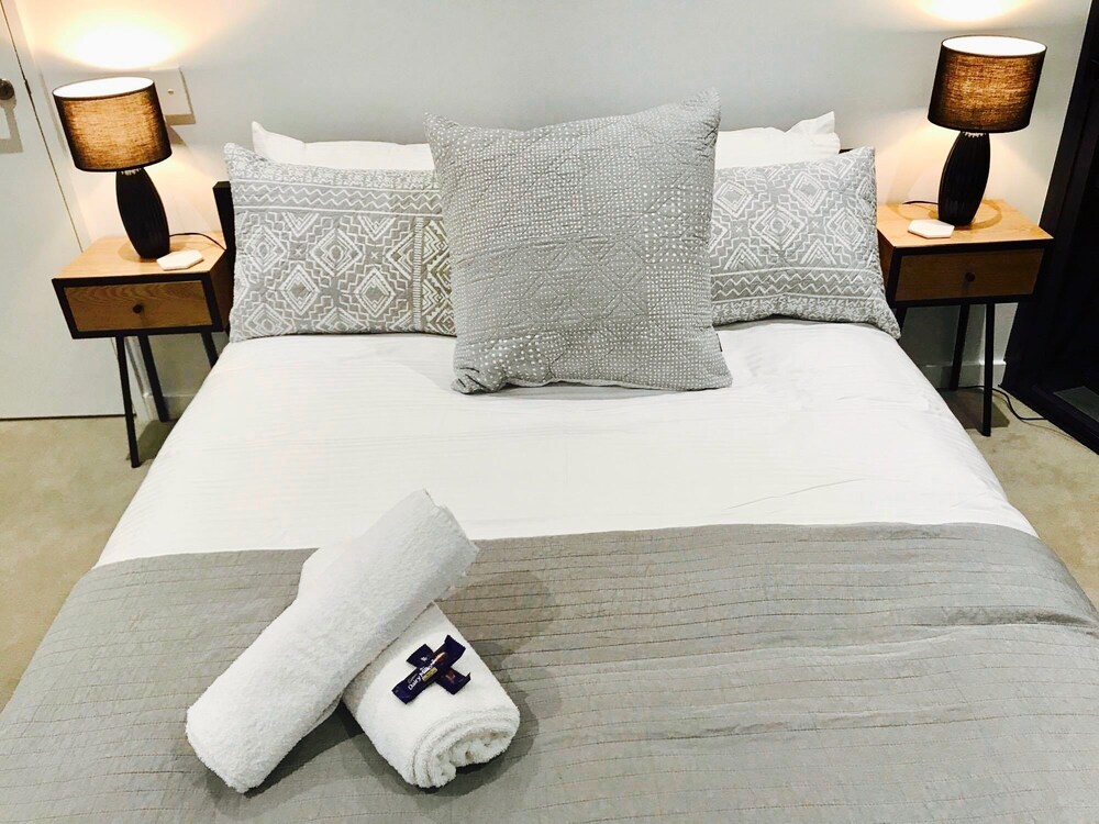 Luxury 5 Star, Brand New Townhouse, Sleeps 6, $20 Bondi Pizza Gift Card