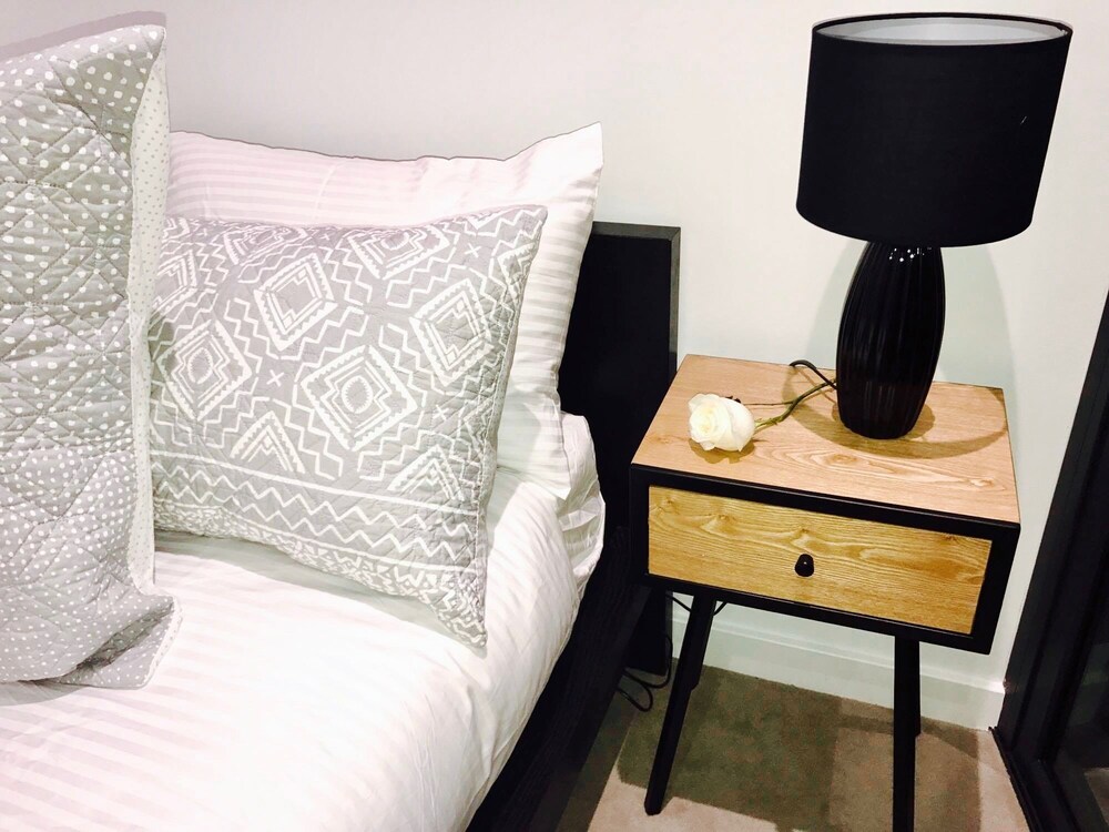 Luxury 5 Star, Brand New Townhouse, Sleeps 6, $20 Bondi Pizza Gift Card