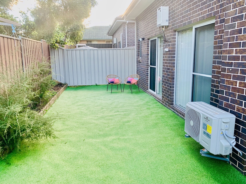 Luxury 5 Star, Brand New Townhouse, Sleeps 6, $20 Bondi Pizza Gift Card