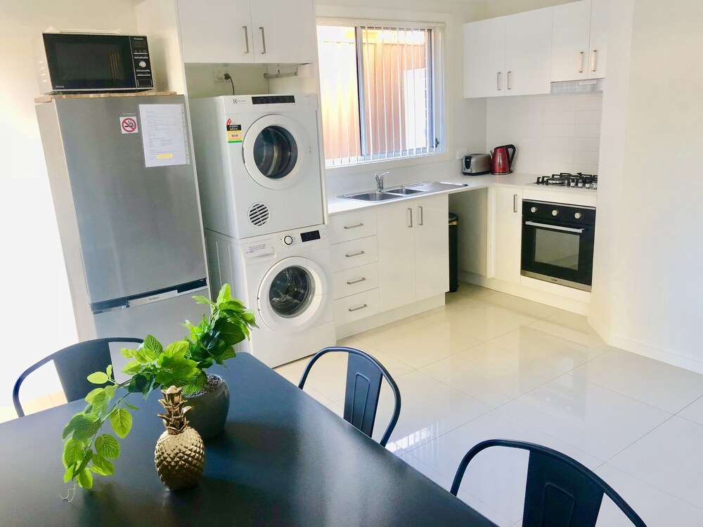 Luxury 5 Star, Brand New Townhouse, Sleeps 6, $20 Bondi Pizza Gift Card