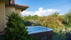 Outdoor spa bath