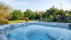 Outdoor spa bath