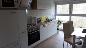 Kühlschrank, Mikrowelle, Wasserkocher mit Kaffee-/Teezubehör