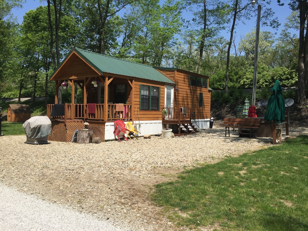 Cabin Sleeps 4 Great For Fishing For The Family! Has Bikes And Boats Too in Kokomo, United States
