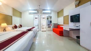 1 bedroom, desk