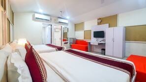 1 bedroom, desk