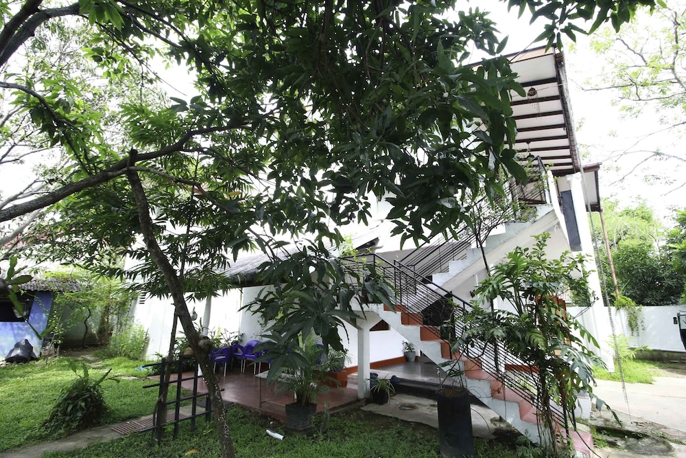 Yoho Solid Hotel Polhengoda In Colombo Hotel Rates - 