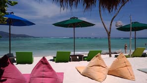 Plage, sable blanc, chaises longues, parasols