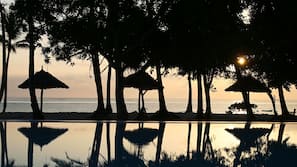 Piscine extérieure (ouverte en saison), parasols de plage