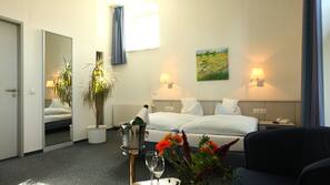 Hochwertige Bettwaren, Minibar, Zimmersafe, Schreibtisch