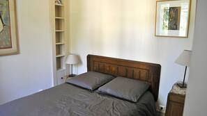 3 chambres, rideaux occultants, fer et planche à repasser