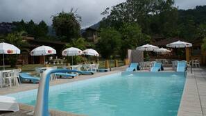 Piscina externa, guarda-sóis, espreguiçadeiras
