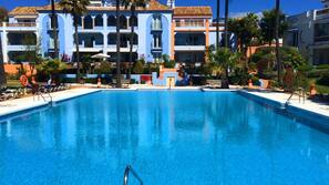 6 outdoor pools
