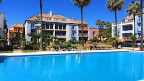 6 outdoor pools
