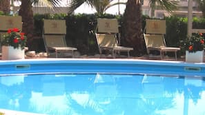 Piscina stagionale all'aperto, ombrelloni da piscina