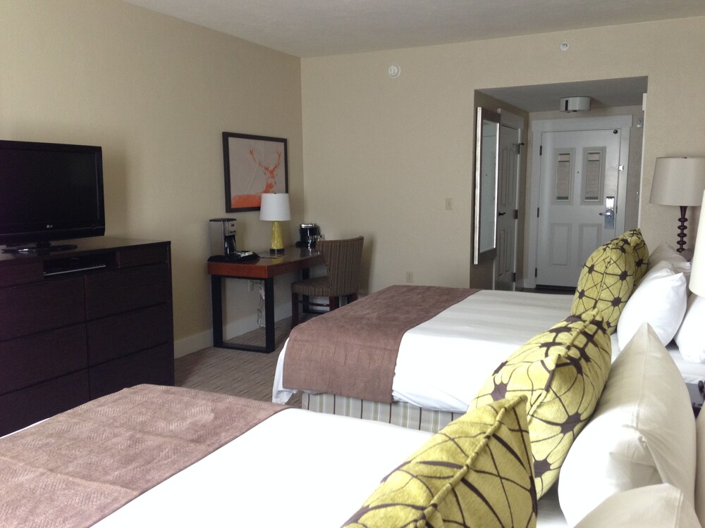 Grand Resort! Spacious Rooms, Great Location and views!