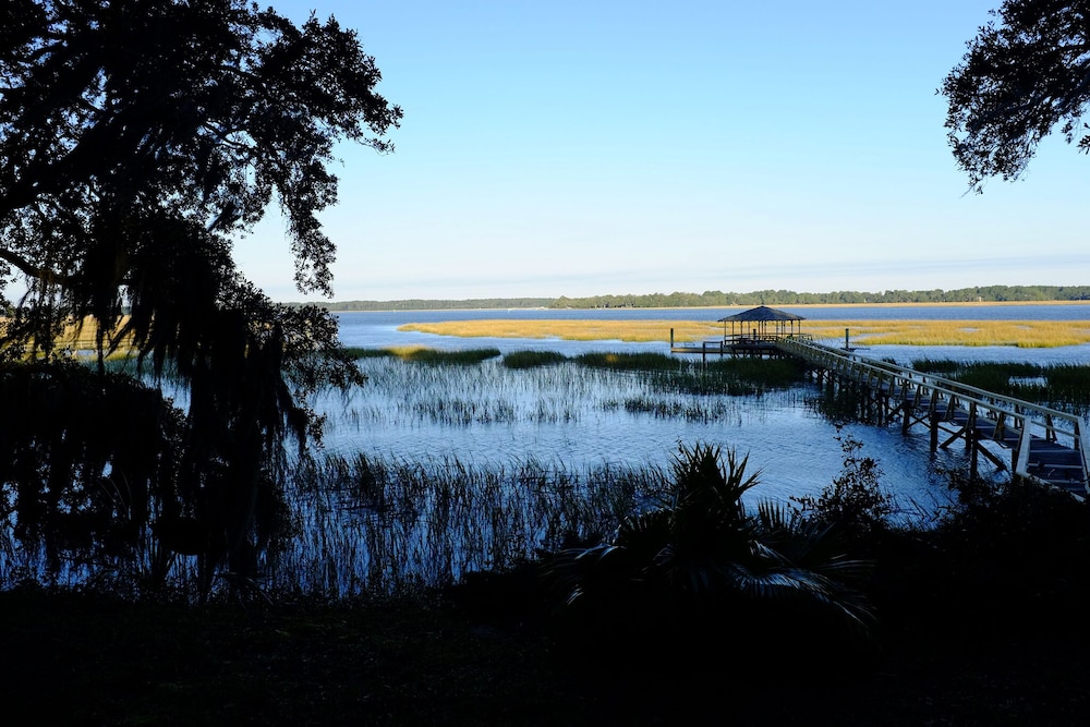 Waterfront Pinckney Home Place Pet Friendly with Boat Dock and